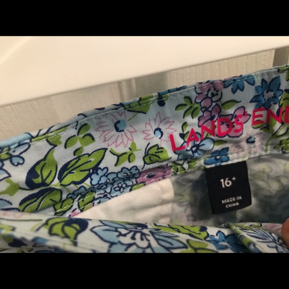 Flowered Lands’ End Shorts Size 16 plus - Picture 2 of 3